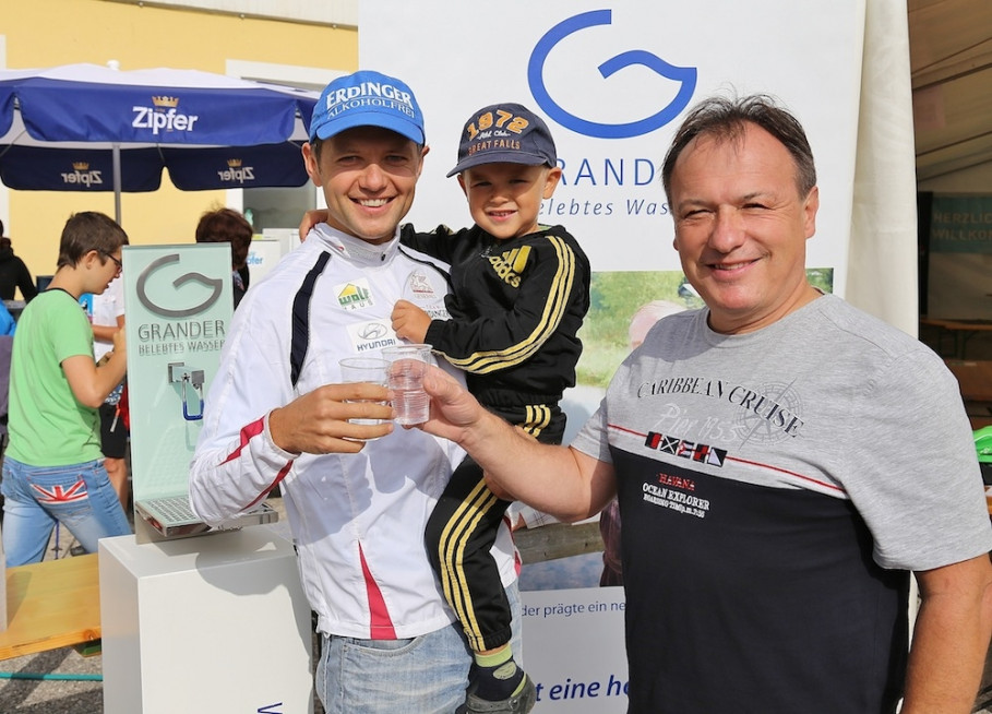 v.l.n.r. Marathonläufer Christian Pflügl (Olympiade ist sein nächstes Ziel) mit seinem Sohn und GRANDER-Fachberater Heinz Breuer