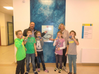 Frau Direktor Seidl, GRANDER-Fachberater Valentin Kocaget und die Kinder der neuen Mittelschule Krumbach freuen sich über das belebte GRANDER-Wasser
