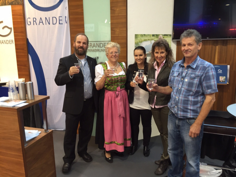 Die Besucher und das GRANDER-Team freute sich über den Besuch von Johann Grander und seiner Tochter Anna am Messestand