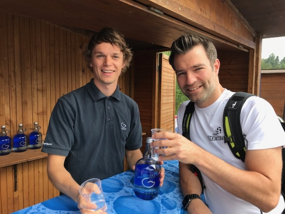 Philip Grander (GRANDER-Fachberater) und Jakob Seeböck beim Fachsimpeln über Wasser oder Kriminalfälle .... Auf jeden Fall machte es viel Spaß!